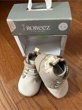 Robeez ELIJAH Beige and Cream Leather Baby Walker Shoes Size 9-12M NWT